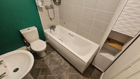 3 bed Semi-Detached - To Let - Photo 4