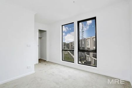 Designer townhouse in Maidstone - Photo 2