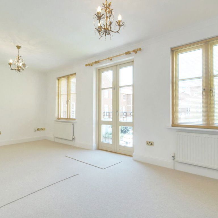 A 3 Bedroom House in Chelsea Square GL50 3RG - Photo 1