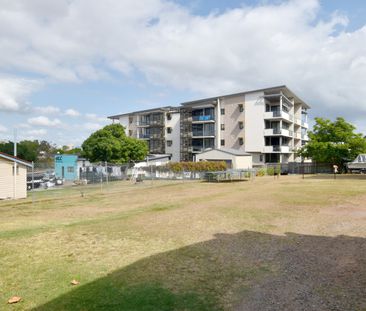 :: COSY TWO BEDROOM COTTAGE IN GLADSTONE CBD - Photo 3