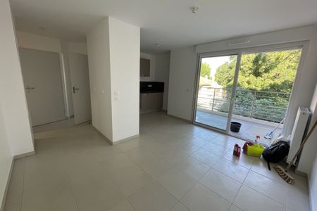 Libre DECEMBRE - Appartement T2 avec terrasse et place de pa - Photo 2