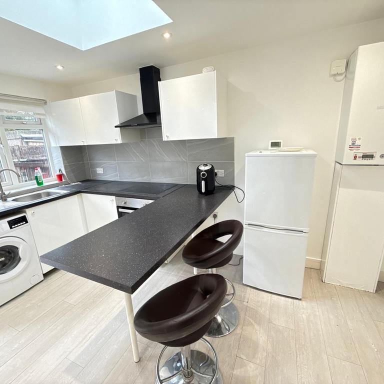 Studio to rent - Photo 1