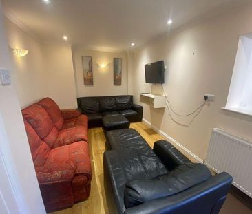 6 bedroom semi-detached house to rent - Photo 1