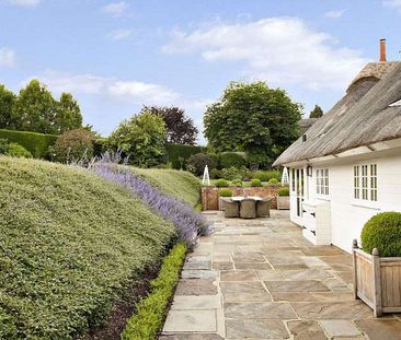 A beautifully presented thatched cottage finished to an exceptional... - Photo 3