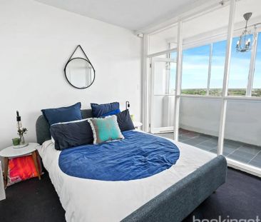 Super-sized, light-filled one-bedder with uninterrupted bay views - Photo 5