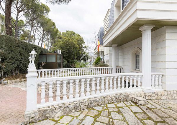 Spectacular 8-bedroom villa for rent, with a dream garden in La Florida, one of the most exclusive and safe urbanizations in Madrid.