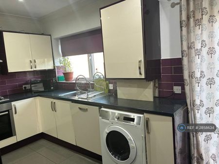 3 bedroom end of terrace house to rent - Photo 2