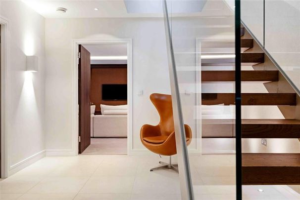 4 bedroom mews to rent - Photo 1