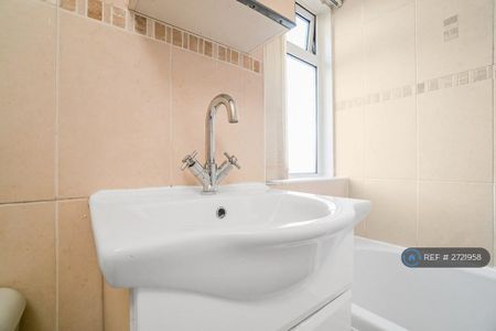 3 bedroom flat to rent - Photo 4