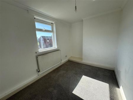 3 bedroom end of terrace house to rent - Photo 4