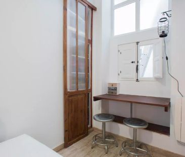 Room with private bathroom to rent in 3-bedroom apartment in Poblats Marítim - Photo 6