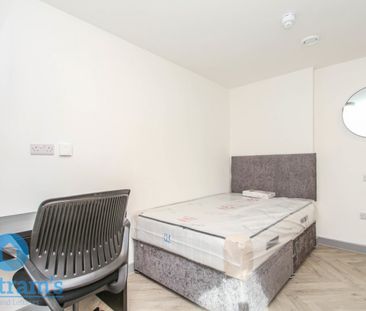 5 bed Apartment for Rent - Photo 3