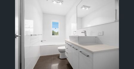 Beautifully Presented 3 Bedroom Air-Conditioned Townhouse - Photo 3