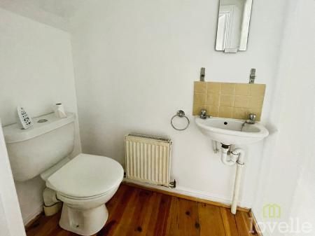 3 bedroom Semi-detached house To Let - Photo 5