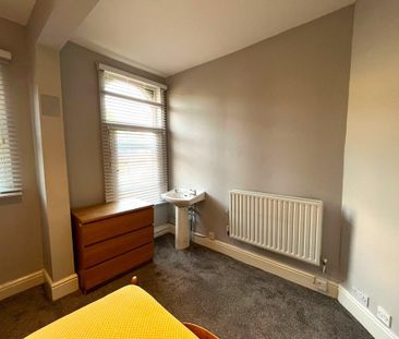 4 bedroom flat to rent - Photo 1