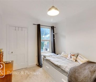 2 bedroom end of terrace house to rent - Photo 2