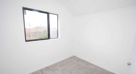 BLOCKHOUSE BAY, 3 BEDROOMS - Photo 2