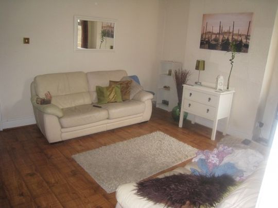 House with 4 Double Bedrooms close to Uni Campuses - Photo 1