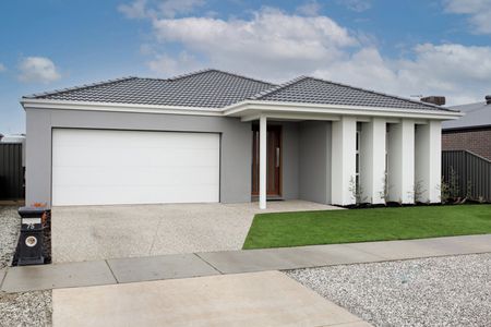 LUXURIOUS FAMILY HOME - Photo 2