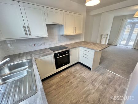3 bed terraced house to rent in Church Street, Torquay, TQ2 - Photo 3