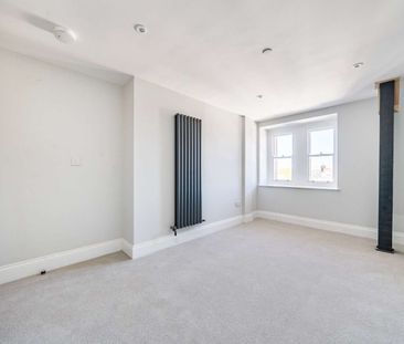 Well-presented one-bedroom apartment with open-plan living and sepa... - Photo 1