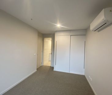 Stylish 2 Bedroom Apartment-Very close to train. - Photo 1