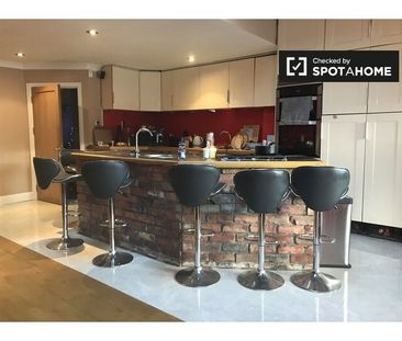 Room for rent in 4-bedroom house in Sandyford, Dublin - Photo 5