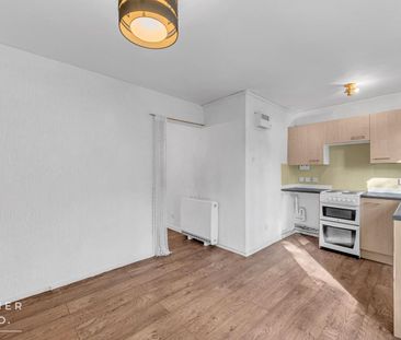 Heron Drive, Audenshaw, M34 - Photo 2