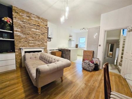 3 bedroom flat to rent - Photo 3