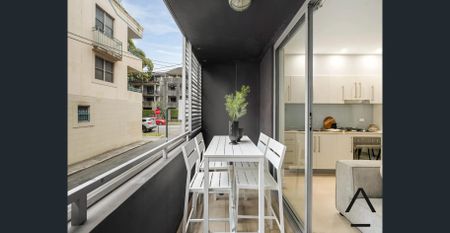 Stylish Urban Haven with Fresh Interiors & Sydney Park at Your Doorstep - Photo 4