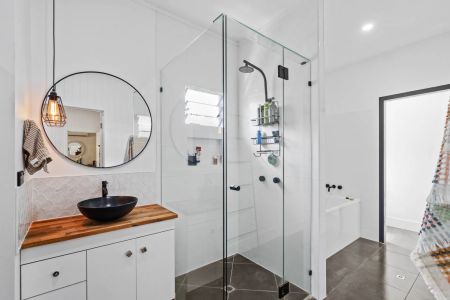 Fully furnished Queenslander with pool in the heart of freshwater - Photo 2