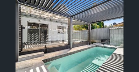 Modern 4 Bedroom Townhouse with Pool & Exceptional Outdoor Entertaining - Photo 5