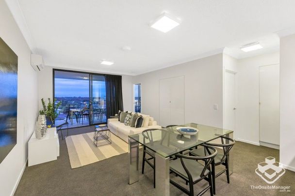 Furnished Top floor 2 bedroom units - CLOSE TO EVERYTHING +PHYSICAL SEPARATION BETWEEN BEDROOMS - Photo 1