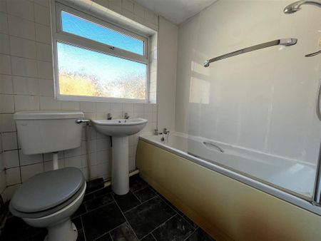 3 bedroom flat to rent - Photo 4