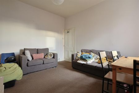 3 bedroom Student Flat to rent in Hazelwood Avenue, West Jesmond, Newcastle Upon Tyne, NE2 - Photo 3