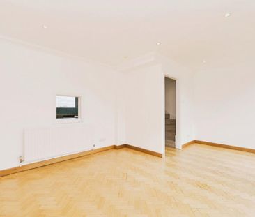 3 bedroom flat to rent - Photo 2