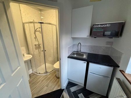 4 bedroom semi-detached house to rent - Photo 5