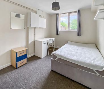 1 bedroom in a house share to rent - Photo 2