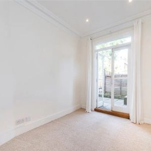 2 bedroom flat in London - Photo 2