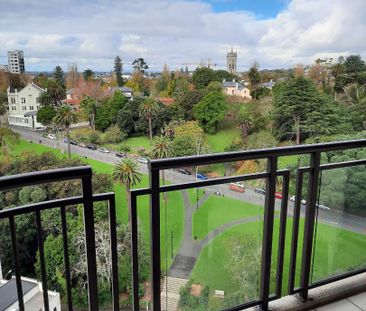 One Bedroom Apartment with Views towards Albert Park - Photo 6