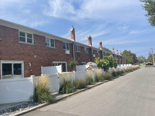 One Bedroom Apartment Townhouse - Photo 1