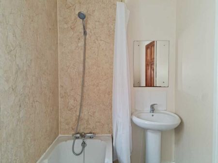2 Double Bedroom First Floor Flat - Photo 3