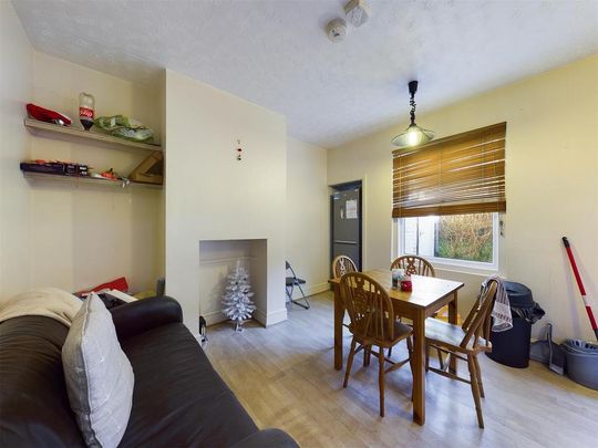 4 bedroom terraced house to rent - Photo 1