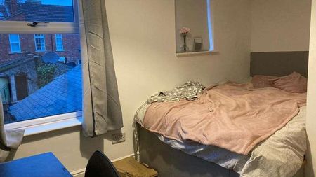 Abbot St // Bed & Bath // Aug, LN5 - Photo 4