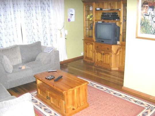 3-bedroom shared house, Wollonyuh Crescent - Photo 1