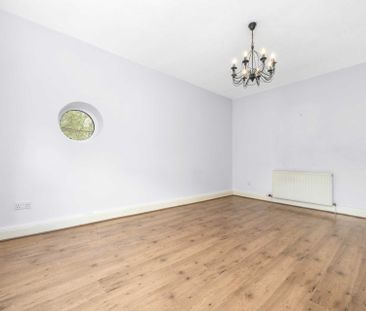 Price £950 pcm - Available Now - Unfurnished - Photo 5