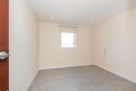 Two Bed, Unfurnished, Ground Floor Apartment which has been Modified for Wheelchair use - Photo 4