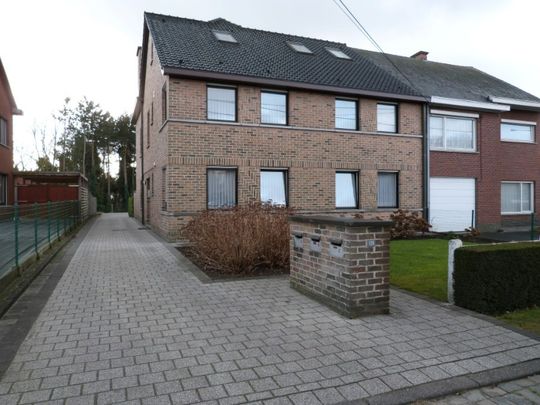 Lichtrijk APPARTEMENT op 1e verdieping met 2 slaapkamers, terras en garage - Photo 1