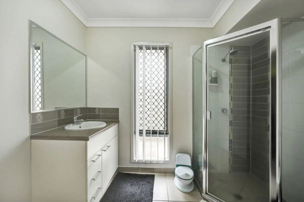 Pool side living in peaceful Mount Low - Photo 1