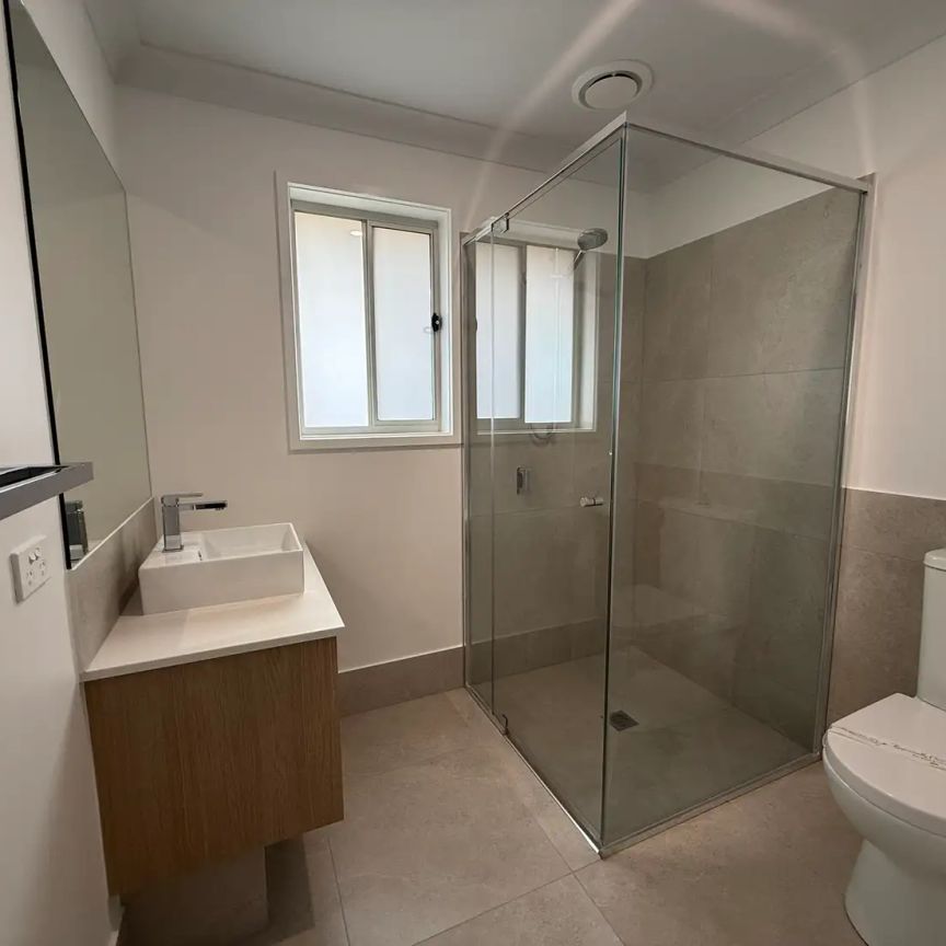 “Spacious 4-Bedroom, 2-Bathroom House” - Photo 1